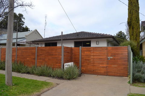 Crisands Of Echuca - Click Find 0