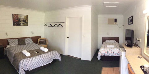 Cross Roads Motel - Click Find 1