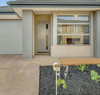 Daisy Villa - close to Mel Airport  Hume Highway -Comfort - Click Find
