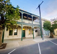 Entire Townhouse in Heart of Echuca's Port CBD - 15 guest capacity - Bet 4u