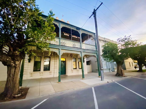 Entire Townhouse In Heart Of Echuca's Port CBD - 15 Guest Capacity - Bet 4u 0
