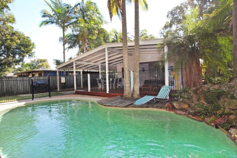 FABULOUS HOLIDAY HIDEAWAY - COOLUM BEACH - Lawyer Find 0