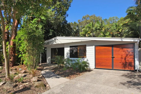 FABULOUS HOLIDAY HIDEAWAY - COOLUM BEACH - Lawyer Find 3