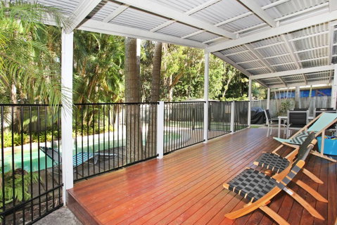 FABULOUS HOLIDAY HIDEAWAY - COOLUM BEACH - Lawyer Find 1