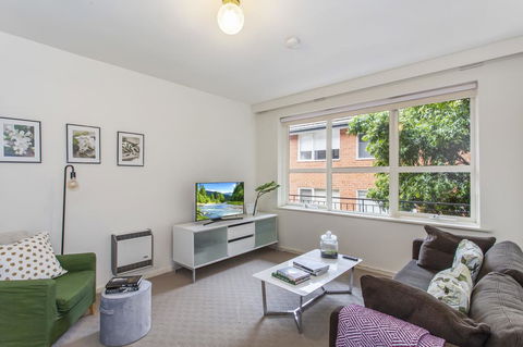 Family-friendly Apartment In Green Glen Iris - Click Find 0