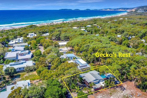 Gecko's Rest - Rainbow Shores, Executive Beach House, Pet Friendly, Pool, Wi-fi - Click Find 1