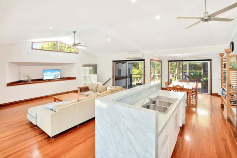 Gecko's Rest - Rainbow Shores, Executive Beach House, Pet Friendly, Pool, Wi-fi - Click Find 3