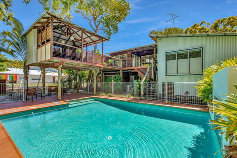 Gecko's Rest - Rainbow Shores, Executive Beach House, Pet Friendly, Pool, Wi-fi - Click Find 0