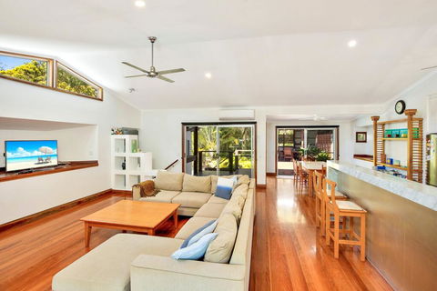 Gecko's Rest - Rainbow Shores, Executive Beach House, Pet Friendly, Pool, Wi-fi - Click Find 2