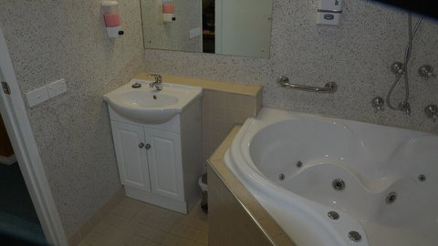 Golden Leaf Motel - Bridge Guide 3