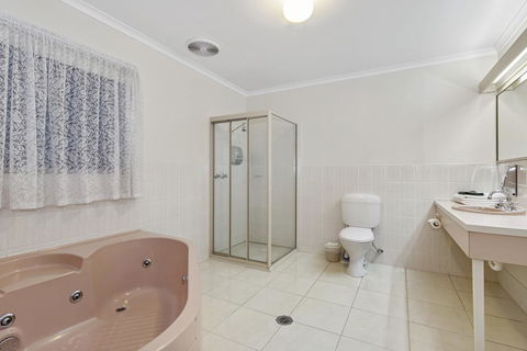 Golden Square Motor Inn - Click Find 3