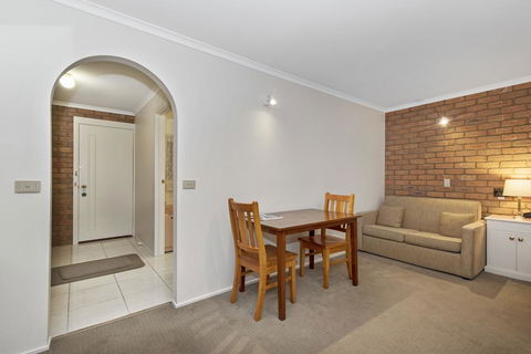 Golden Square Motor Inn - Click Find 2