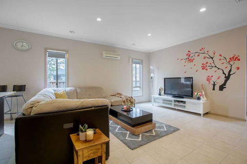 Gorgeous 4BR Home In Point Cook - Bet 4u 0