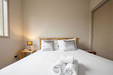 Gorgeous 4BR Home In Point Cook - Bet 4u 2
