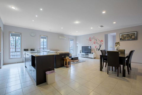 Gorgeous 4BR Home In Point Cook - Bet 4u 3