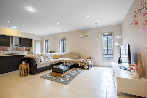 Gorgeous 4BR Home In Point Cook - Bet 4u 1