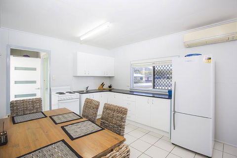 Grasstree Beachfront Shacks - Click Find 1