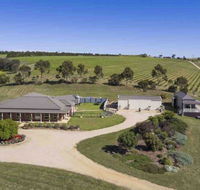 Harry Scotts Farmhouse At Vineyard - Click Find