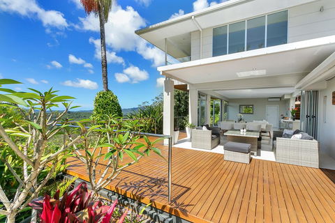 Hilltop Rainforest Retreat - Click Find 0