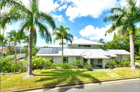Hilltop Rainforest Retreat - Click Find 2