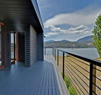 Hobart Waterfront Luxury Retreat - Click Find