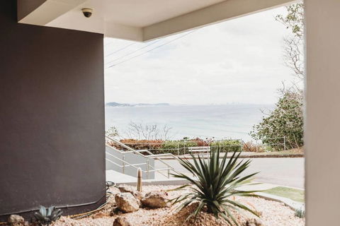 Kirra Hill Coolangatta Renovated Apt W Beach Views - Bridge Guide 1