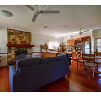 Lakefront holiday villa - Click Find