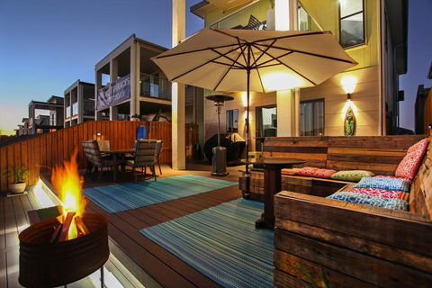 Lakeside Deck House - Lawyer Find 2