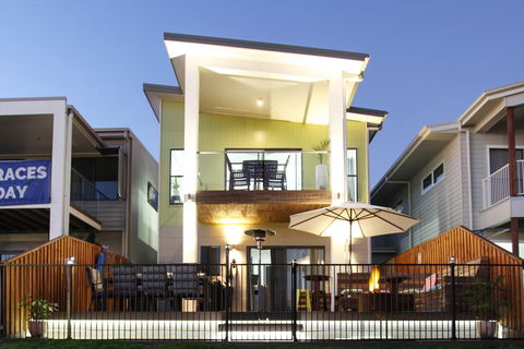 Lakeside Deck House - Lawyer Find 3