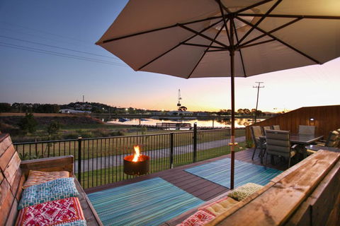 Lakeside Deck House - Lawyer Find 0