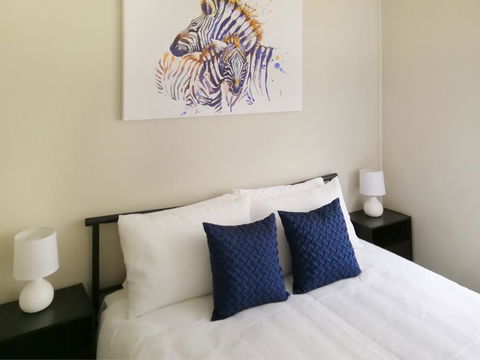Large 5-Bedroom House With Wifi & Netflix Close To Taronga Western Plains Zoo - Click Find 2