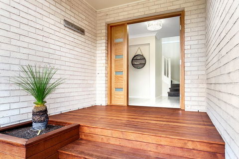 Laze @ Lemon Tree - Bridge Guide 0