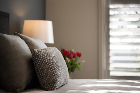 Luxe On Queensberry - Bridge Guide 2