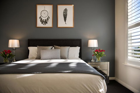 Luxe On Queensberry - Bridge Guide 1