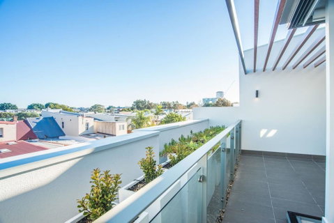 Luxurious Townhouse With Natural Light In Rosebery - Lawyer Find 1