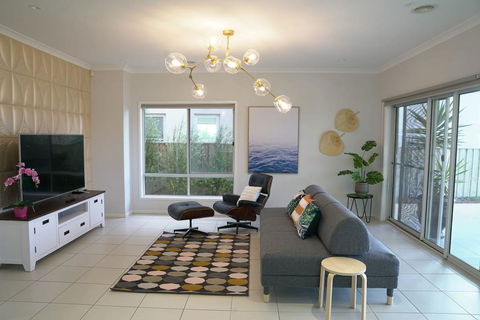 Luxury Waterfront Villa In Sanctuary Lakes - Bet 4u 0