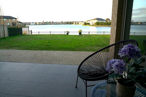 Luxury Waterfront Villa In Sanctuary Lakes - Bet 4u 1