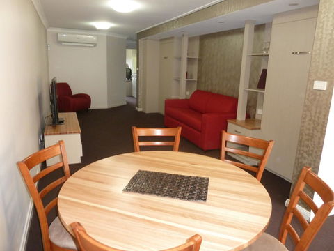 McNevins Tamworth Motel - Click Find 2