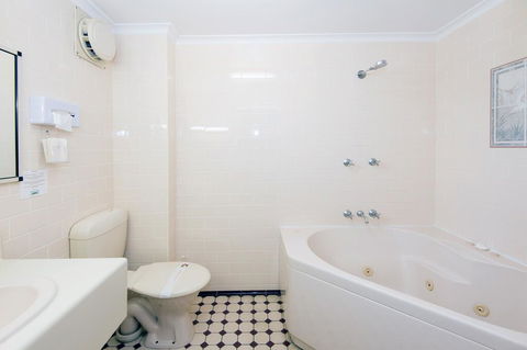 Mid City Motor Inn - Click Find 1