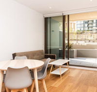 Modern Apartment in Darling Harbour - Lawyer Find