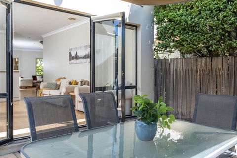 MOMENTS FROM BRADDON & ANU SPACIOUS And RELAXED - Click Find 0