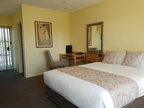 Moon River Motor Inn - Click Find 3