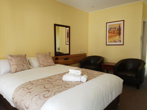 Moon River Motor Inn - Click Find 2