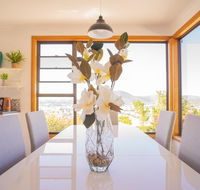 Moonah House-10 mins to CBD  MONA 4BR 2 BATH great view park 3 cars sleep 11 king bed en-suite - Click Find