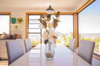 Moonah House-10 mins to CBD  MONA 4BR 2 BATH great view park 3 cars sleep 11 king bed en-suite