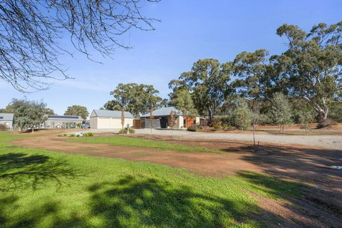 Moss's Place - Bet 4u 1