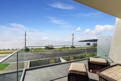 Nautilus 1 Luxury Retreat - Modern Beachfront Townhouse, WiFi, Water Views - Bridge Guide 0