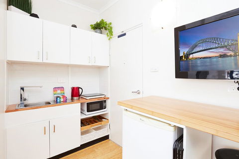 Newly Renovated Studio W Communal Rooftop Terrace - Lawyer Find 3