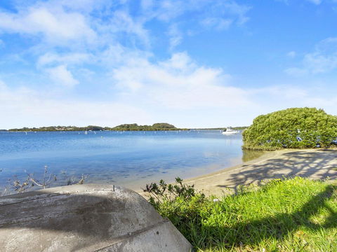 Noddys Riverside - Click Find 2