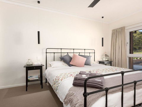On A Hill - Modern Country Home Near Braidwood - Bet 4u 1